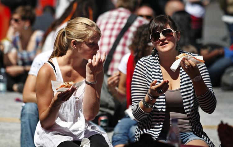 I Kronprinsensgade og Hyskenstræde kan man nyde en grillet pølse og musik i anledning af modeugen. 