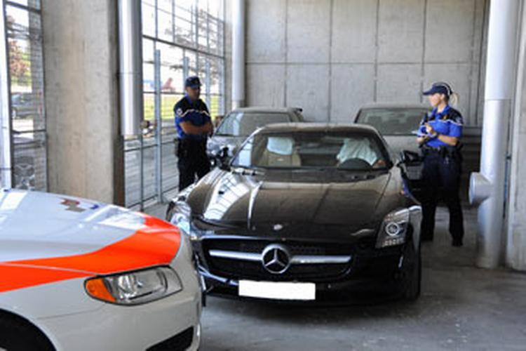 RACERBIL. Svenskerens hurtige Mercedes står nu beslaglagt hos politiet i Schweiz. Foto: Police cantonale Fribourg 