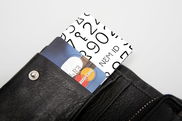 Sikkerhed. Eksperter kritiserer sikkerheden bag den nye digitale signatur. Sikkerheden er i top, siger banker og ansvarlig myndighed. 