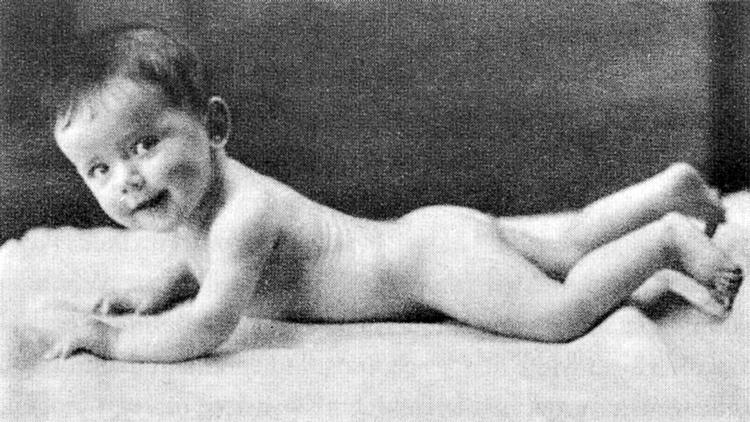 Spæd. Dette herlige foto af denne lille forældreløs gut ansporede forfatteren Lisa Grunwald til at skrive romanen om Henry House. 