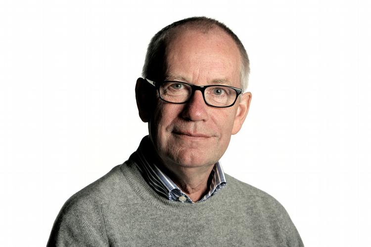 Bøger. Har skrevet 15 bøger, senest 'Det var sjovt at være til' (biografi om Marguerite Viby, Politikens Forlag 2001), bidrag til 'Ungerman' (Gyldendal 2002), Karen Blixens Gæstebud, Politikens Forlag 2004, 'Holck' (om tegneren Poul Holck, Dagbladet. Politiken 2004). 