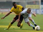 skadesregn. Theo Walcott (tv) kan regne med spilletid i Arsenals sæsonåbning mod Liverpool. Her ses englænderen i en træningskamp mod Sturm Graz 21. juli. Arkivfoto. 