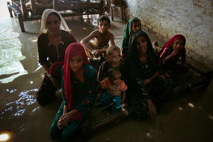 HJEMLØS. Millioner af pakistanere er på flugt fra oversvømmelserne. Danmark har givet 10 millioner kroner i nødhjælp. 