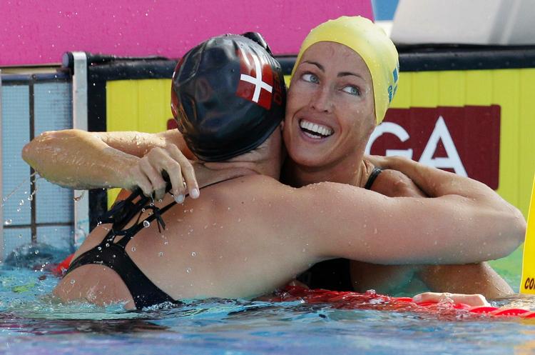 Sølvjubel. Jeanette Ottesen uddeler et medaljeknus til den svenske guldvinder Therese Alshammar. 
