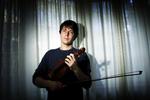 Siden de tidlige teenageår har Joshua Bell haft en tilværelse som feteret solist i USA i en meget eksklusiv vægtklasse. 
