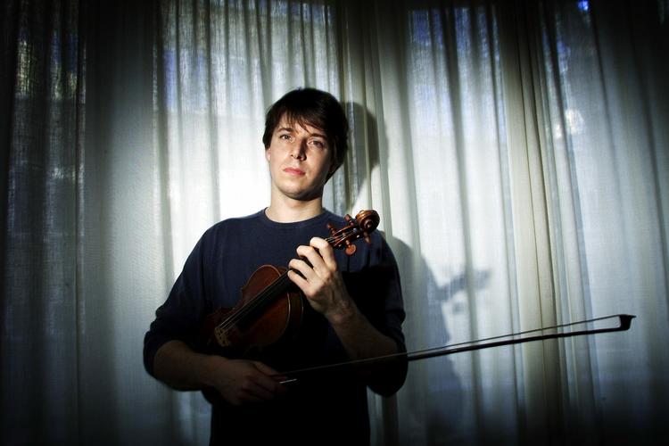 Siden de tidlige teenageår har Joshua Bell haft en tilværelse som feteret solist i USA i en meget eksklusiv vægtklasse. 