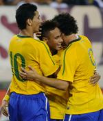 Fornyelse. Mægtige Brasilien havde vraget stjerner til testkampen mod USA. I stedet slog unge Neymar blandt andet til i holdets sejr på 2-0. 
