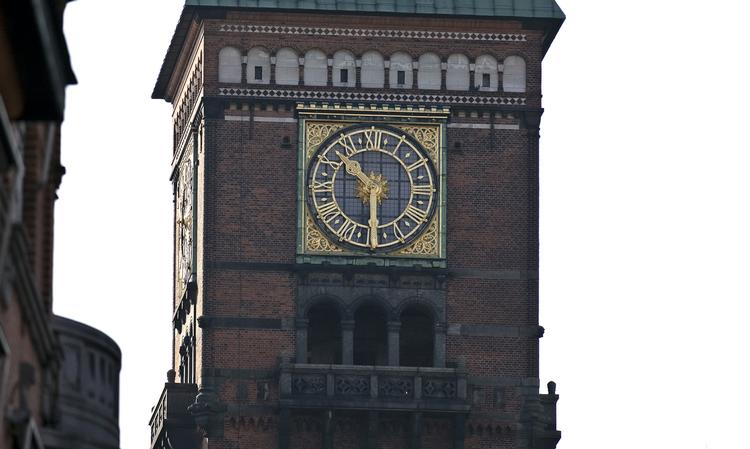 UROLIGT. Rådhusuret halter. Her billede fra tirsdag morgen, hvor viserne viste, at uret havde opgivet at følge med ved 22.30-tiden aftenen forinden. 