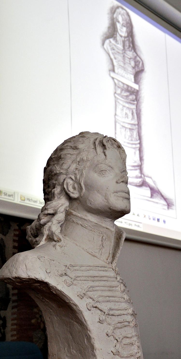 Popkunst. Selve statuen af Michael Jackson er kun godt to meter høj, men skal stå på sin piedestal på toppen af Letna-bakken og vil kunne ses fra mange steder i byen. 