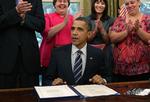 Bifald. Obama i Det Ovale Kontor efter underskrivningen af loven, der sikrer 300.000 lærere og betjente mod fyringer. 