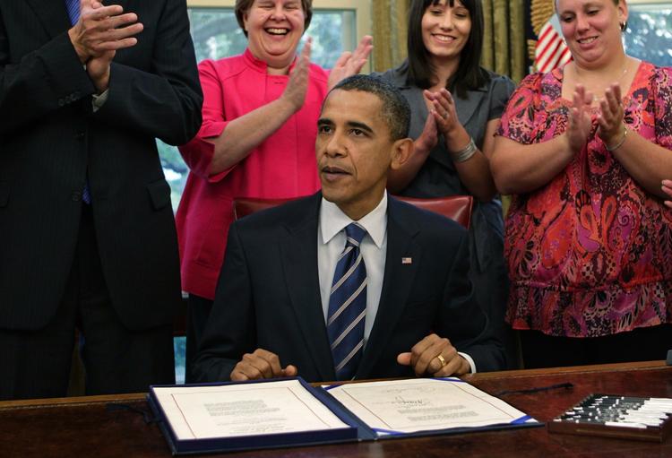 Bifald. Obama i Det Ovale Kontor efter underskrivningen af loven, der sikrer 300.000 lærere og betjente mod fyringer. 