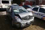 Smadret. Føreren af denne Toyota Prius i New York, USA, siger, at speederen satte sig fast, og derfor ramlede bilen ind i en mur. Føreren gjorde dog ikke noget forsøg på at bremse. 