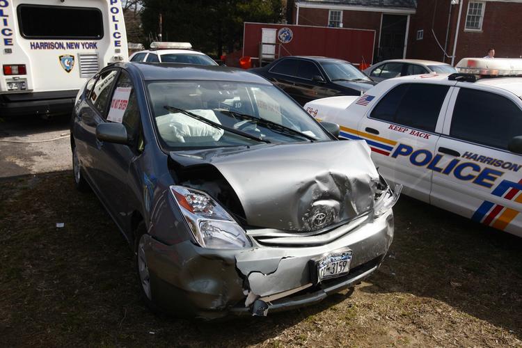 Smadret. Føreren af denne Toyota Prius i New York, USA, siger, at speederen satte sig fast, og derfor ramlede bilen ind i en mur. Føreren gjorde dog ikke noget forsøg på at bremse. 