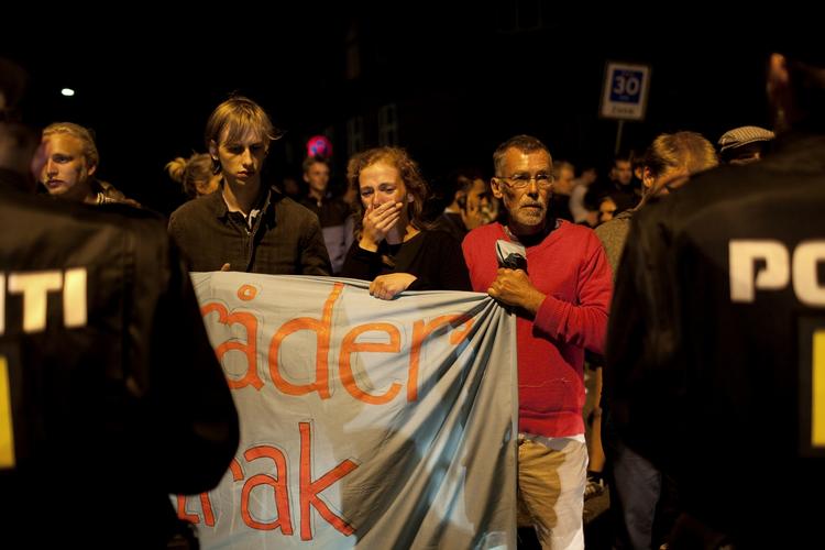 Demonstranter foran kirken inden urolighederne brød ud. 