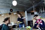 Livstegn. Man kunne godt få den tanke, at Cafe 8Tallet var anlagt som et salgsargument for de mange ledige kvadratmeter i nybyggeriet - et bevis på, at der ér liv i Ørestad. Og måske virker det. Cafeen var i hvert fald godt besøgt den lørdag, anmelderen lagde vejen forbi. Foto: Mathias Christensen 
