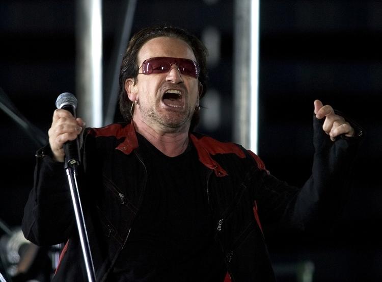 Mens den irske supergruppe U2 spiller koncert i Horsens søndag og mandag for 70.000 mennesker, så svæver den danske gebyrgrib over parkeringspladsen. 