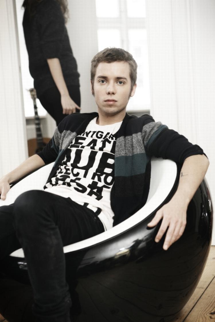 Danske Mads Langer hitter i udlandet, og ligger i øjeblikket nr. 1 på den italienske singlehitliste med sin fortolkning af Olives 1997-hit 'You're Not Alone'. 