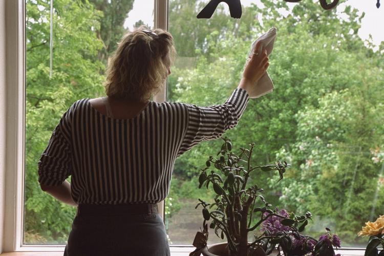 Politikerne vil straffe købere af sort arbejde med bøde eller fængselsstraf. Det vil gå ud over familier som Kristans. På billedet ses hverken Kristian eller hans rengøringshjælp. 