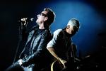 Bono, til venstre, og Adam Clayton giver den gas til U2s første koncert på Europaturnéen efter Bonos rygoperation. 