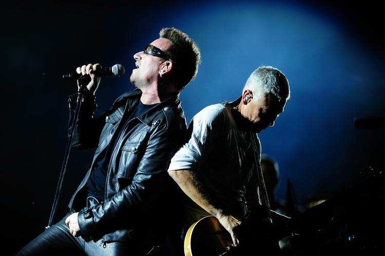 Bono, til venstre, og Adam Clayton giver den gas til U2s første koncert på Europaturnéen efter Bonos rygoperation. 