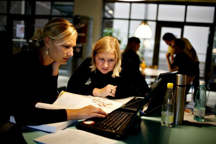 livshistorie. Man ved fra videnskabelige undersøgelser, at læreruddannelsen ikke påvirker studerende nær så meget som de studerendes egne livserfaringer. Denne viden bør en reform af læreruddannelsen tage højde for. 