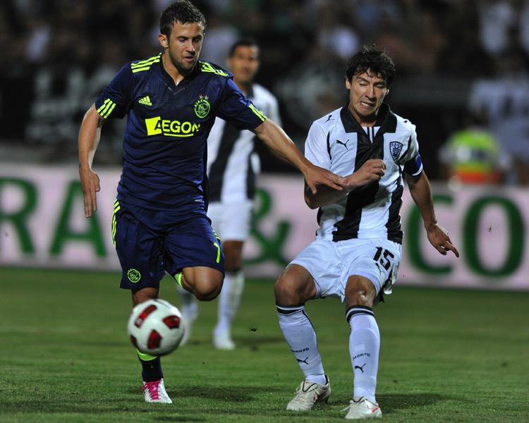 Ajax' Miralem Sulejmani (tv) kæmper om bolden med PAOK's Pablo Contreras under kvalifikationskampen til Champions League 4. august. Arkivfoto. 