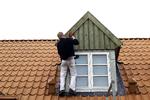 PRES. Håndværksmestre klemmes af sort arbejde fra østeuropæere. Derfor må kunderne straffes, mener mange af mestrene. Arkivfoto fra byggeri. 