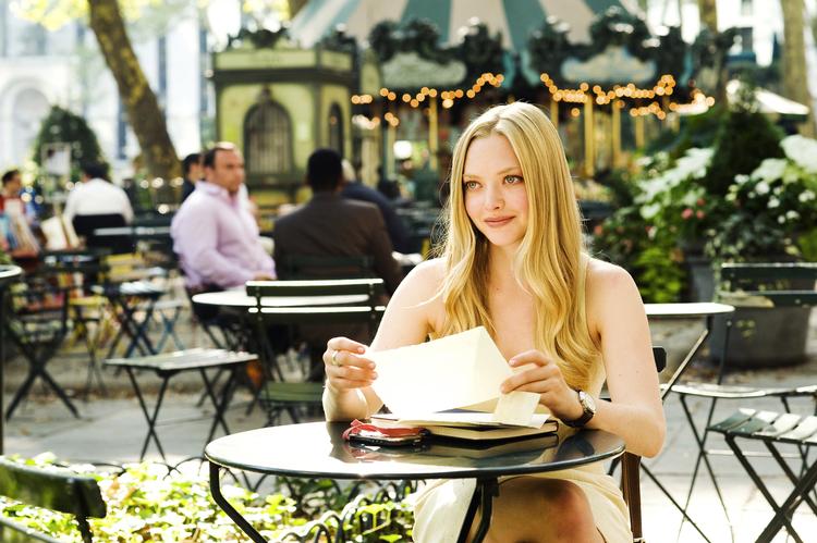 Amanda Seyfried er den blonde og lidt for kedelige kærlighedspilot i romantisk komedie, der trækker alle klicheerne op af mulden under Toscanas bløde bakker. 