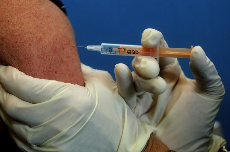 Vintervaccinen mod influenza kommer til at indeholde vaccine også mod H1N1, og nye grupper som gravide og overvægtige får også tilbuddet denne gang. 