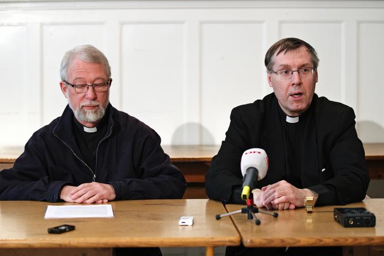 Kirketop. Den katolske kirkes talsmand, Niels Engelbrecht (tv.) sammen med kirkens danske biskop, Czeslaw Kozon. (Arkivfoto) 