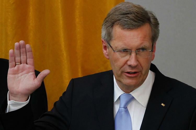 Kagemand. Christian Wulff aflægger ed, da han blev indsat som Tysklands nye præsident 2. juli. Nu er spørgsmålet, om han vil love at købe sit brød og sine kager i Berlin. 