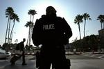ERSTATNING. Californisk by må betale erstatning til uskyldig, som sad 24 år i fængsel. Manden anklager bl.a. politiet for at fuske med afhøring. Arkivfoto af betjent i long Beach. 