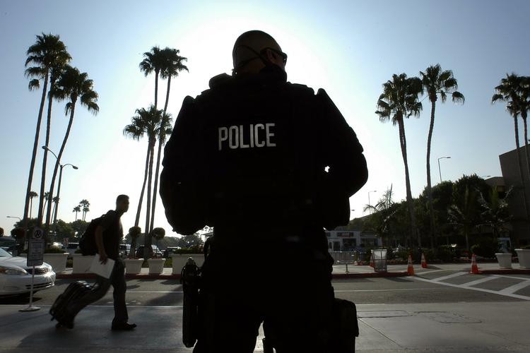 ERSTATNING. Californisk by må betale erstatning til uskyldig, som sad 24 år i fængsel. Manden anklager bl.a. politiet for at fuske med afhøring. Arkivfoto af betjent i long Beach. 