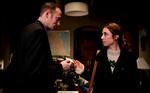 Forbrydelsen. Troels Hartmann (Lars Mikkelsen) gør tilsyneladende, hvad han kan, for at bakke kommissær Sarah Lunds (Sofie Gråbøl) efterforskningsarbejde op. 