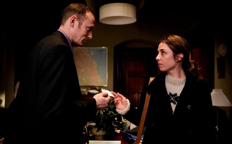Forbrydelsen. Troels Hartmann (Lars Mikkelsen) gør tilsyneladende, hvad han kan, for at bakke kommissær Sarah Lunds (Sofie Gråbøl) efterforskningsarbejde op. 
