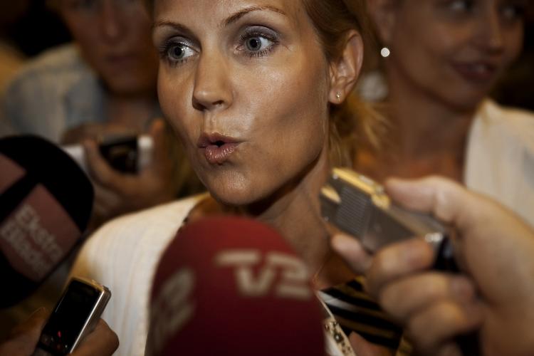 Velkomst. Helle Thorning-Schmidt blev modtaget af et stort pressekorps, da hun 30. juli afbrød sin ferie og vendte hjem til Danmark for at forklare skatteanklagerne mod hende og hendes mand. 
