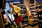 70-årige Ole Kreutzmann vælger sig i Fakta en rødvin med 13,5 procent alkohol. Han tror, at indholdet svarer til fire-fem genstande. I realiteten er det syv. »Ja, så kan jeg da ikke drikke så meget af den og køre bil«, siger han. »Det ville jeg da gerne have en bedre information om«. Foto Martin Lehmann 
