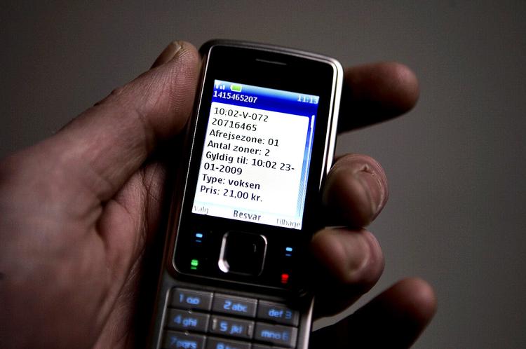Firmabetalt. Selv om de fleste  virksomheder og kommuner forbyder medarbejderne at bruge mobilen til  private køb, er der intet teknisk til  hinder for det. 