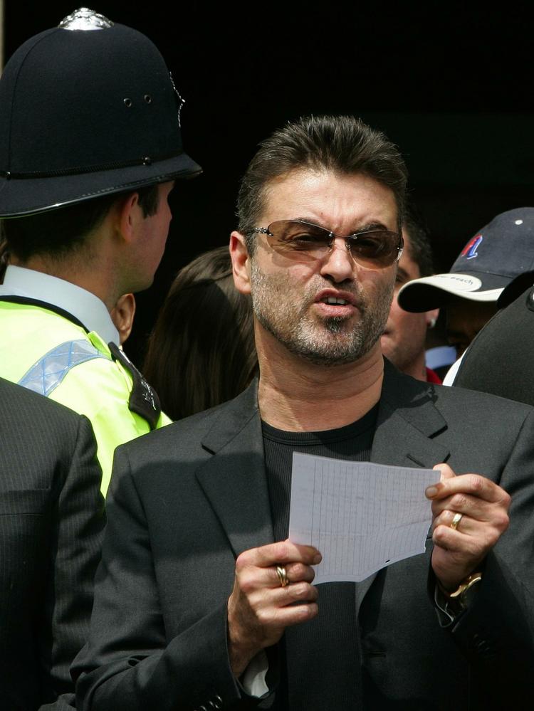 Fedtefadet. Den 47-årige George Michael kommer for retten i London 24. august, efter at han i bil i sidste måned vædrede en fotobutik i det nordlige London. 