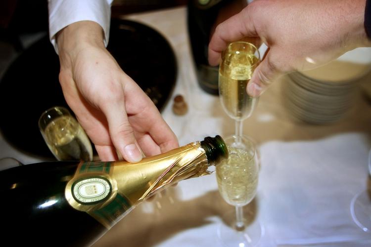 OPHÆLDNING. Champagne hældes i glas på barbarisk vis. Hvis blot de havde kendt forskningen fra Frankrig kunne denne flaskes indhold være reddet fra mishandlingen. 