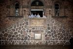 Politiet uden for Brorsons Kirke inden rydningen. 