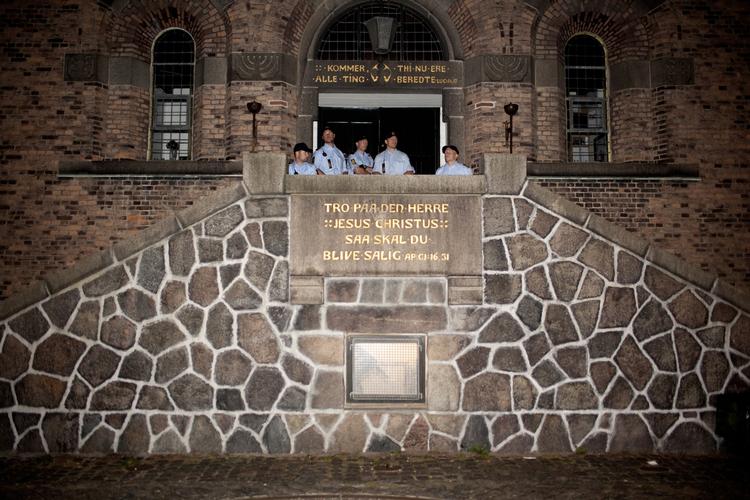 Politiet uden for Brorsons Kirke inden rydningen. 