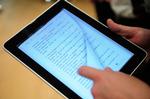 iPad'en her er blot en af flere ebogslæsere på markedet. Selv om produktionsomkostninger ved en ebog er langt mindre end ved papirformatet, koster ebøgerne i danske netboghandeler ofte det samme som papirudgaverne. Nogle gange endda mere. 