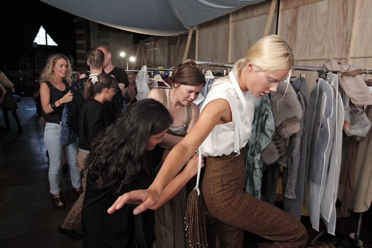 Anja Merete Larsen (i midten) er færdiguddannet som designer, og skal vise sin afgangskollektion frem for første gang. Hun håber på, at branchen synes om hendes jagtinspirerede design. 