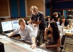 Kim Sagild i studiet under indspilningerne til 'Afrika'. Her med Tine fra X-Factor. 