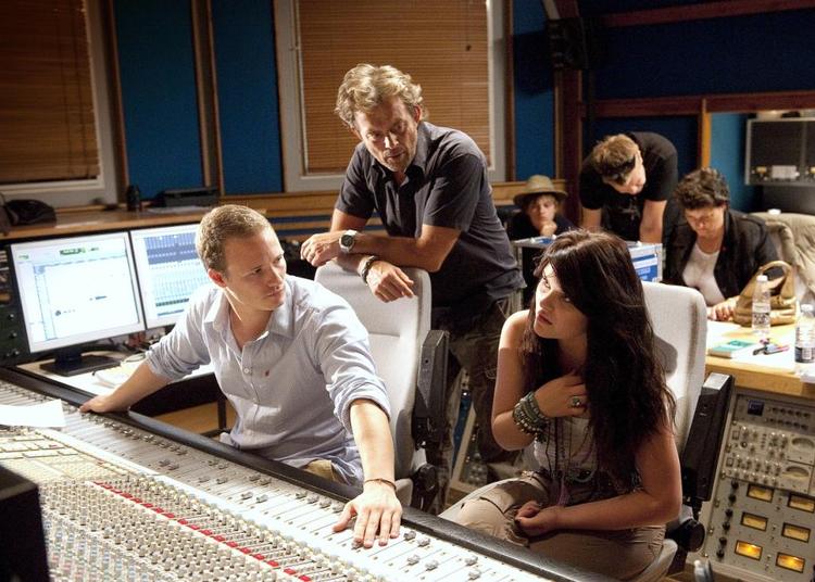 Kim Sagild i studiet under indspilningerne til 'Afrika'. Her med Tine fra X-Factor. 
