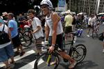 Rasmus Henning tjekker cyklen inden start på Hawaii Ironman. 