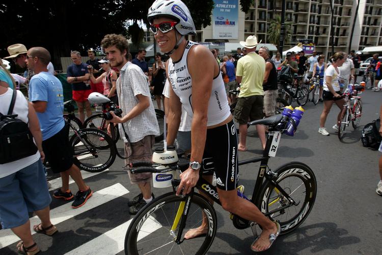 Rasmus Henning tjekker cyklen inden start på Hawaii Ironman. 