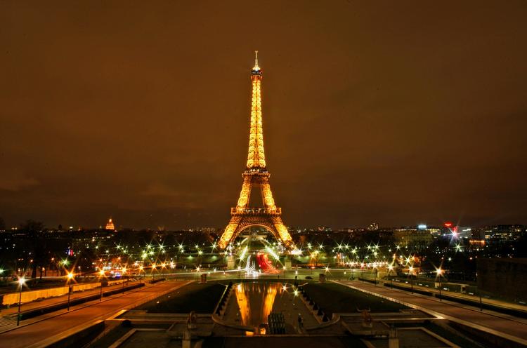 A naked tour of Paris may cost a young Danish couple a year in prison and EUR 15,000 in fines. 