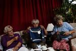 Lilly Nielsen, 84, Annelise Rasmussen, 80, og Mormor, 82, bruger hver tirsdag i Sløjfen på at strikke unikadesign af økologisk garn til Henrik Vibskovs modetøjsforretning. 